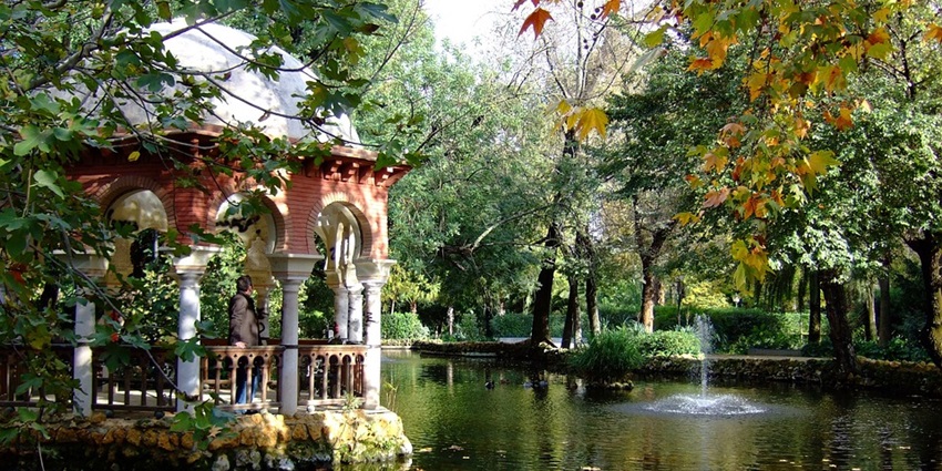 Visitors enjoying the fountain at Maria Luisa Park, a peaceful thing to do in Seville