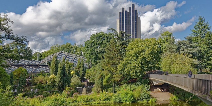 An image of flowers and well-maintained walking paths at Planten un Blomen Park.