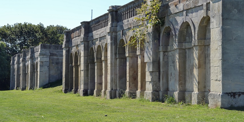 Peaceful garden views at the Crystal Palace Gardens in Porto with lush greenery.