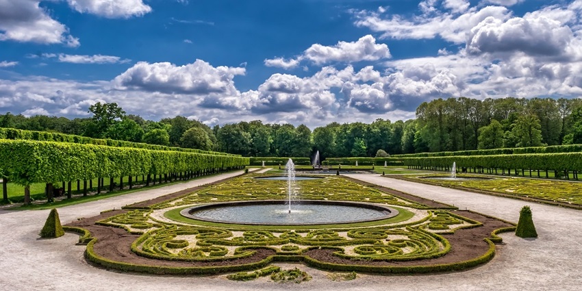 An image of a garden which resembles the English Garden, a wonderful thing to see in Munich.