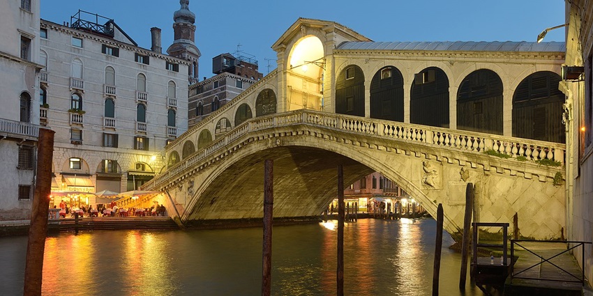 Night view of Rialto Bridge, a place to visit in Venice