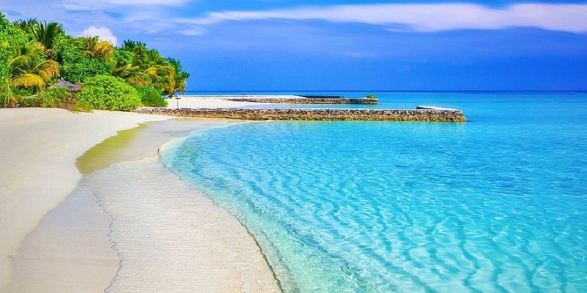 An image of a beach that looks similar to the Ribersborg beach in Malmö, Sweden.