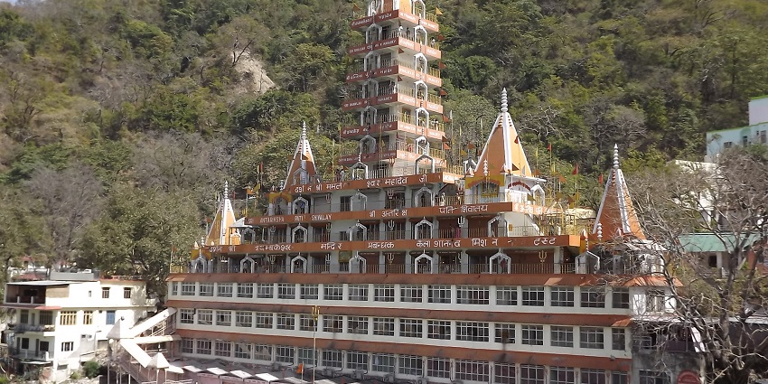 Ganges river flowing through Rishikesh and Haridwar, with temples and pilgrims
