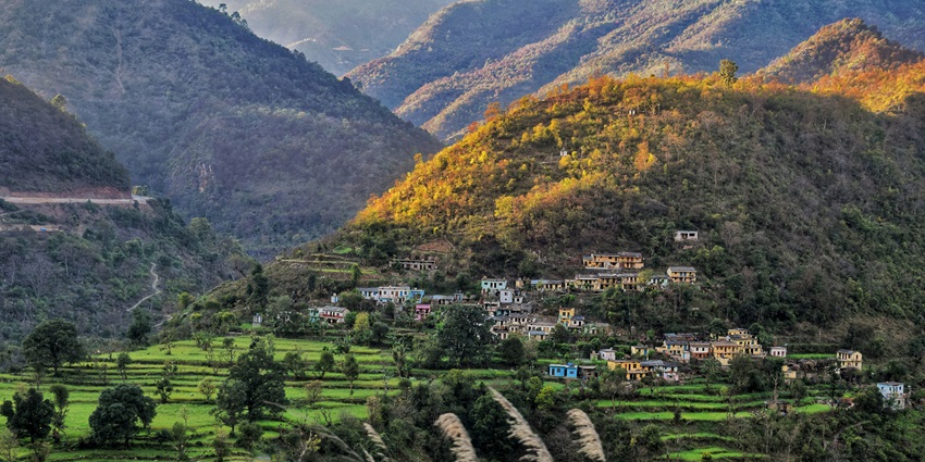 An image showing the houses on the foothills in Rishikesh.