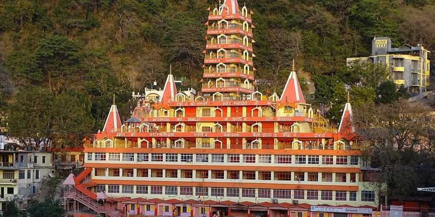 An image of the iconic Laxman Jhula bridge over the Ganga River in Rishikesh.