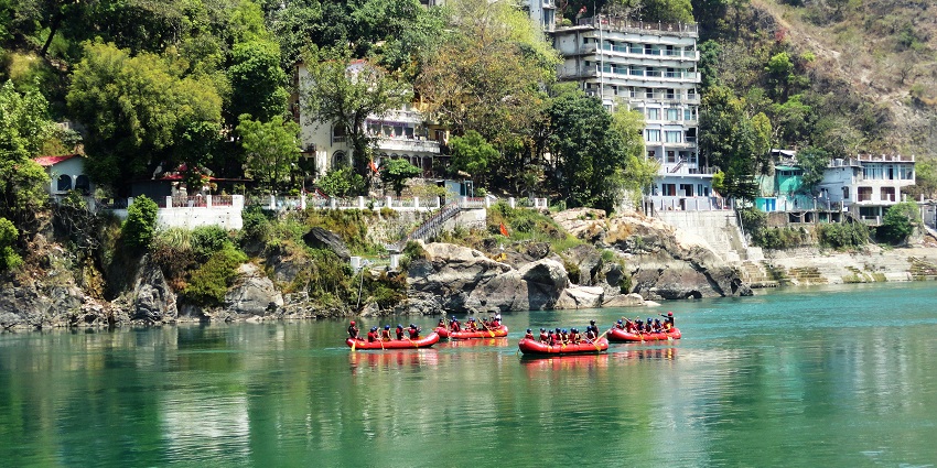A view of the river stream in Rishikesh, a place to visit in India in March.