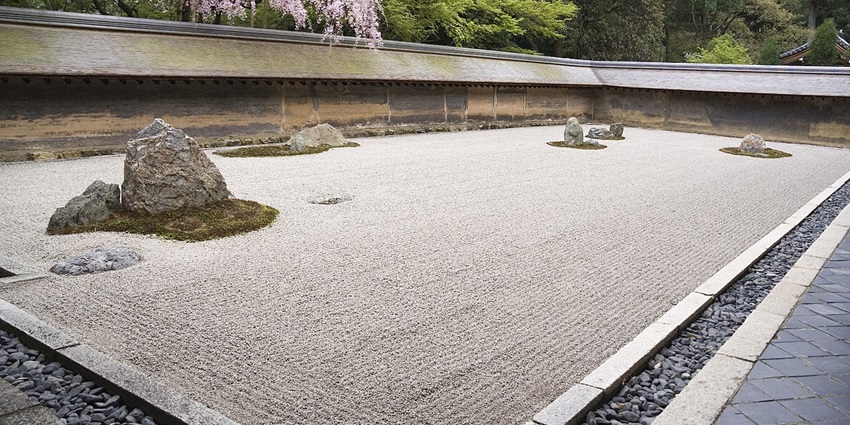 Ryoan-ji Temple’s minimalist rock garden showcases Zen beauty in Japanese temples.