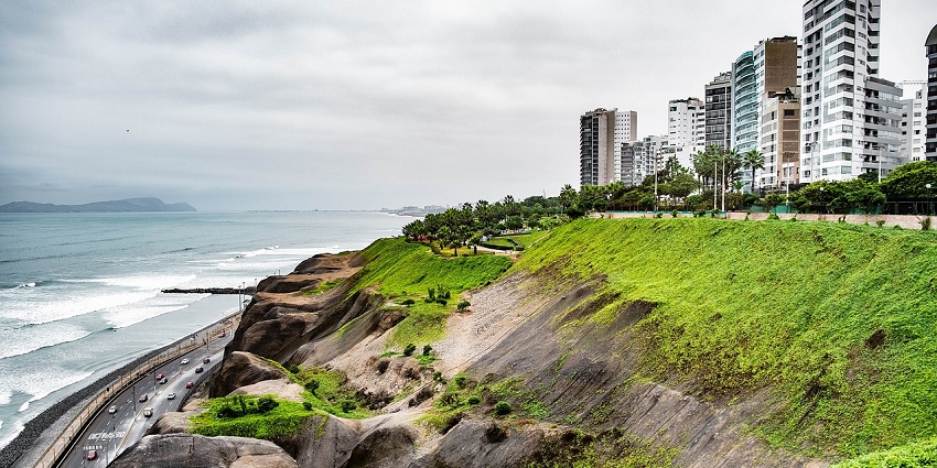 An upscale Lima district featuring luxury hotels, gourmet dining, lush parks, business centres, and cultural attractions.