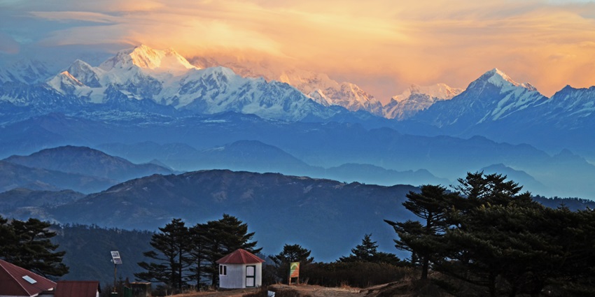An image of Sandakphu Trek in West Bengal, one of the best locations for trekking in India.