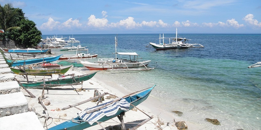 The Santiago Bay beach is another go-to spot for tourists and locals wanting to go boating.