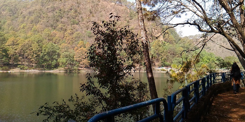 An image of Sattal Lake in Uttarakhand, surrounded by lush greenery and serene waters