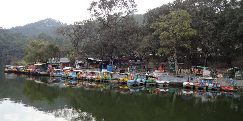 An image of the Sattal lake and the boats in Nainital, Uttarakhand