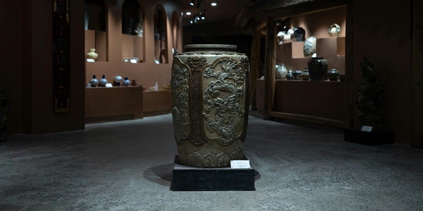 Image of an ancient stone structure inside the exhitibts of the Lapidarium.