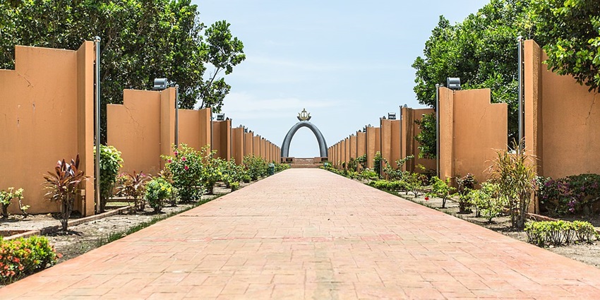 The monument was built in 1991. It was commemorated by Hassanal Bolkiah on 18 July 1991