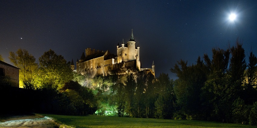 Alcázar, ancient Roman aqueduct, and cozy ambiance make it a wonderful Valentine’s getaway.