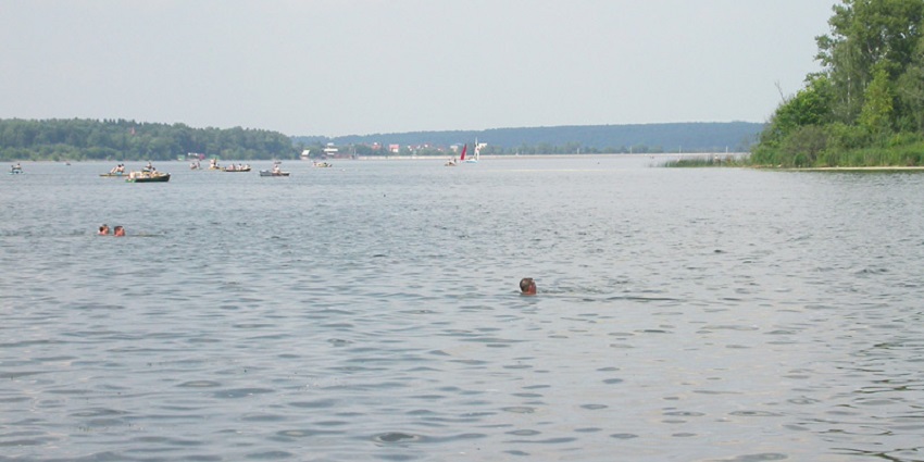 Popular lakeside spots offering swimming, boating, and picnicking.