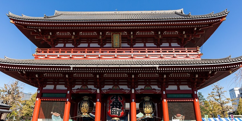 Tourists walking through the grand entrance of Senso-ji Temple in Asakusa, Tokyo
