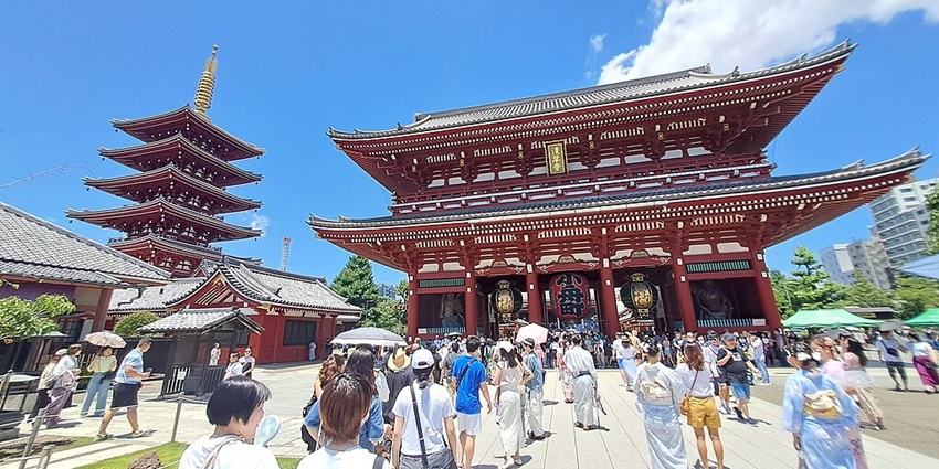 People walking through Senso-ji Temple’s entrance, one of the Japanese temples.