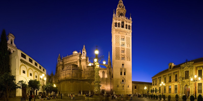 An ultrawide angle view of the Plaza Virgen de los Reyes looking west