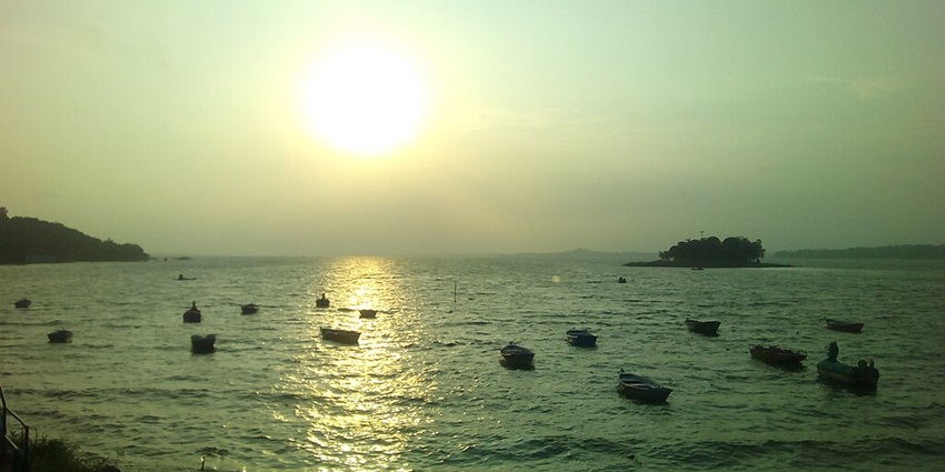 Bhopal Lake with a large water body, multiple boats in the lake and people on some boats