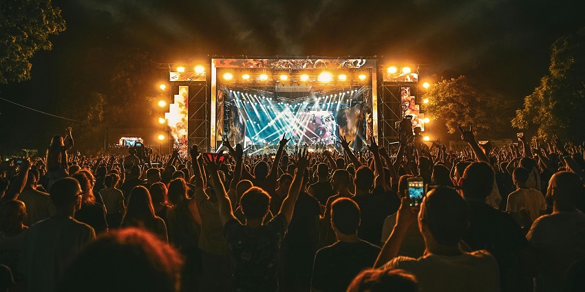 Shetland Folk is among the famous Scotland Music festivals, hosting international and local musicians in a lively setting, playing Violin.