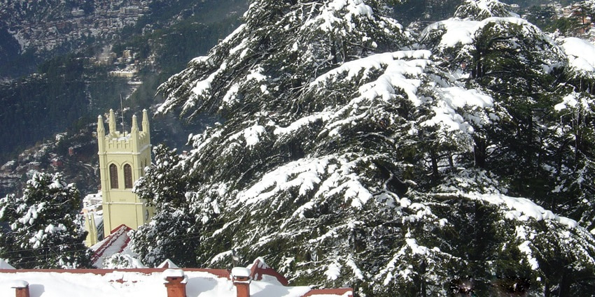 An image of snowfall in Shimla, one of the Hill stations in India with snowfall.