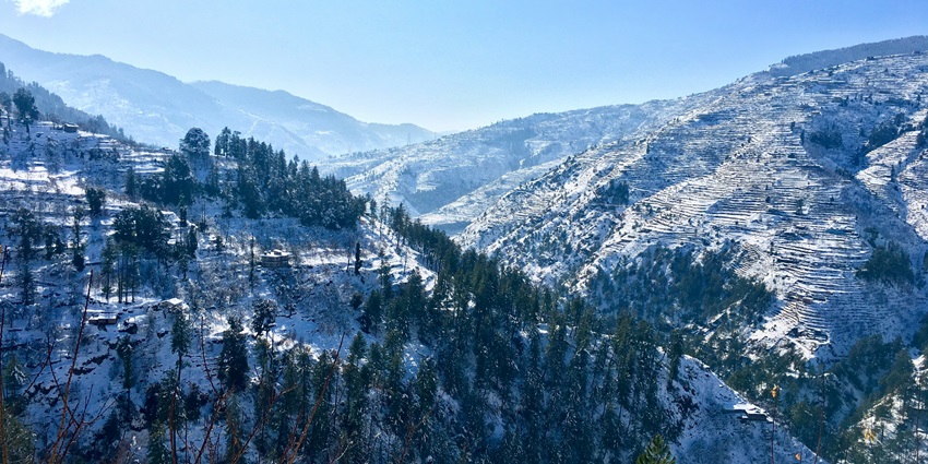 An image of the snow capped mountains in Shimla, offering the best views.