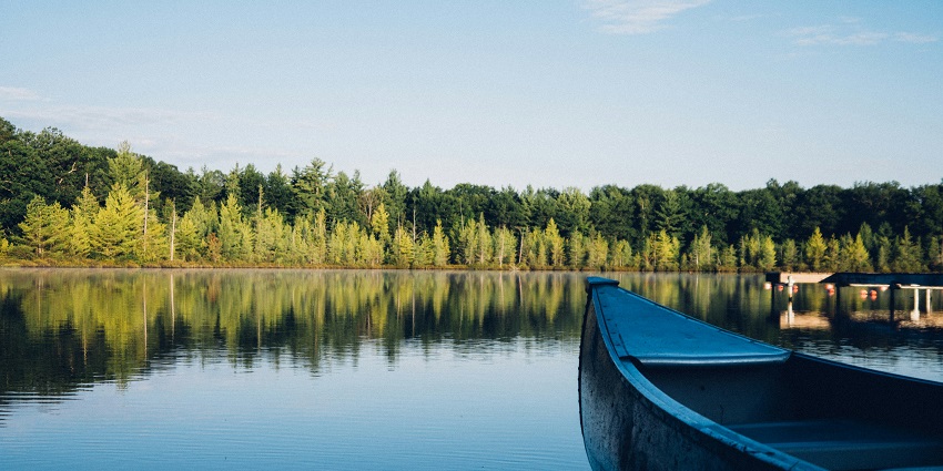 An image of Sholavaram Lake with a vast water body and lush surroundings.