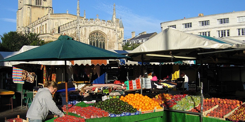 Explore local crafts, fresh produce, and souvenirs.