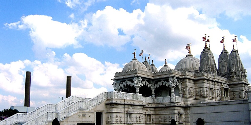 Shree Swaminarayan Temple in Willesden is a magnificent place of worship, showcasing the rich heritage of Hindu temples in the UK