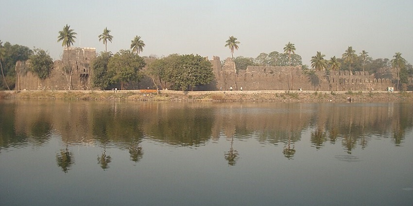 An image of Siddheshwar Lake with calm waters and a temple, showcasing lakes in Thane.
