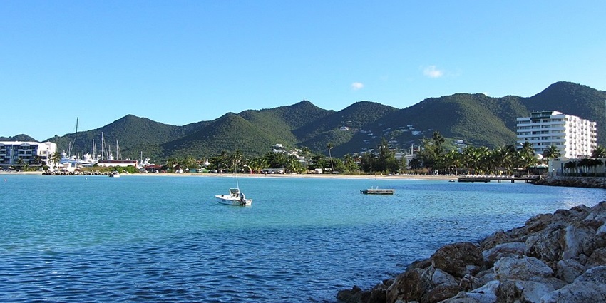 A lively beach with plenty of amenities and a vibrant atmosphere.