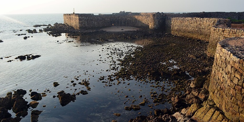 An Image of the back side walls of Sindhudurg Fort along the clear waters of the Sea.