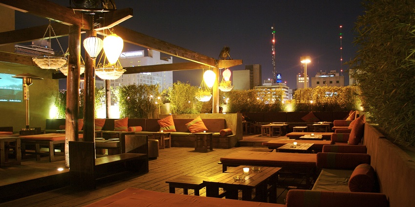 An image of a rooftop ambience resembling the one at skybar showcasing Frankfurt nightlife