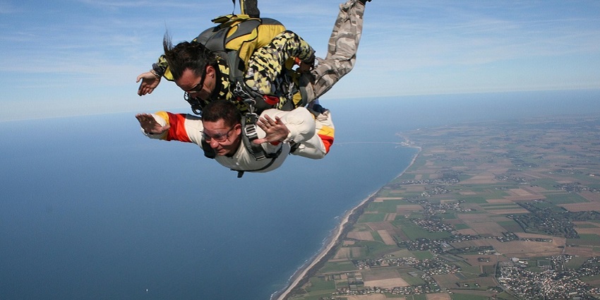 An image showing skydiving as an extreme sport, reflecting the thrill of Skydive Saulgau.