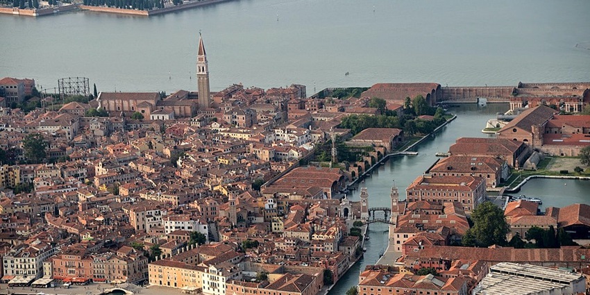 Visit the city of Venice and experience skydiving like never before