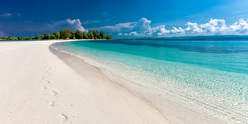 An image of a beach with clear sky that resembles the Smedsuddsbadet beach in Sweden