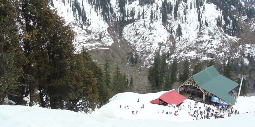 An image of the snowy mountain landscape of Solang Valley, an Indian snowboarding destination in Himachal Pradesh.