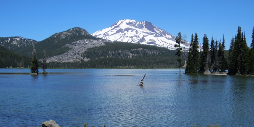 An expansive view of Sparks Lake on a sunny day in Deschutes County, Oregon.