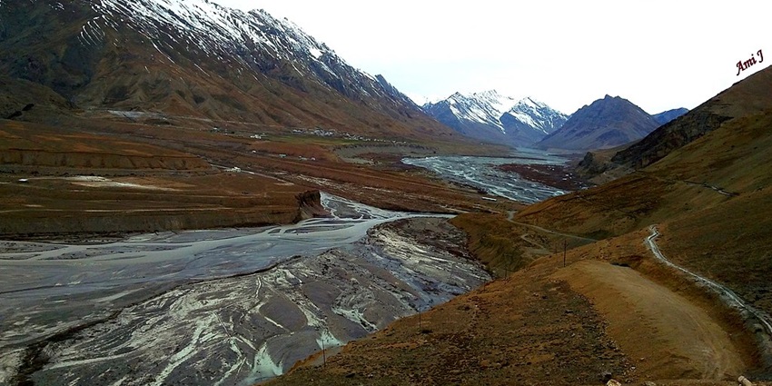 An image of the Spiti River flowing through the landscapes of Spiti Valley, Himachal Pradesh, India.