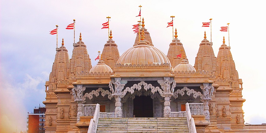 An image of a sacred temple resembling the Sri Hindu Mandir in Hamburg, Germany.