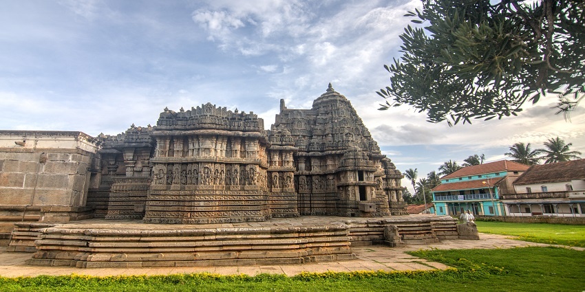 Indian temples in South Korea, dedicated to Goddess Lakshmi and Lord Narayana, hosting devotional ceremonies.
