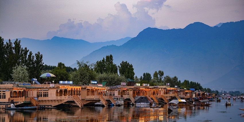 A serene view of the boat rides in Srinagar, a place to visit in India in April.