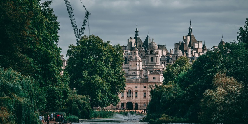 St. James’s Park is a beautiful place amidst the busy London city for tourists.