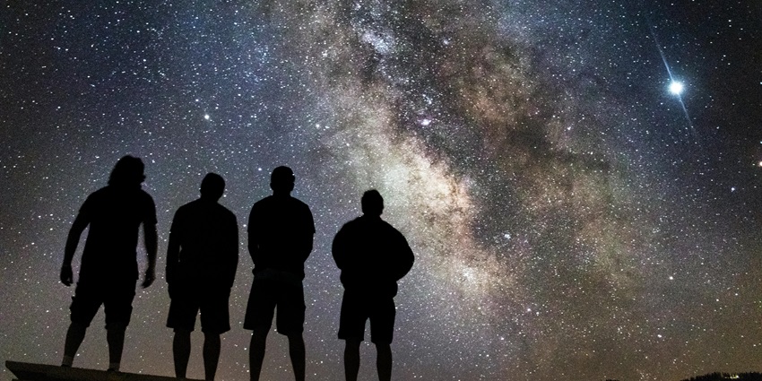 Romantic evening under crystal-clear skies, perfect for admiring the Milky Way.