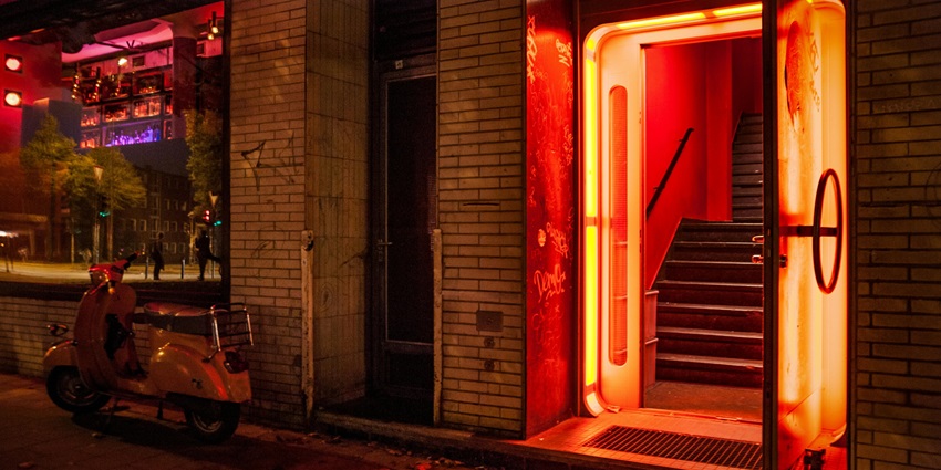 An image showing the door of a club resembling Steam Hellsing.