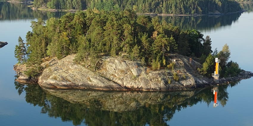 An image showing the Stockholm archipelago featuring its scenic islands and waters.