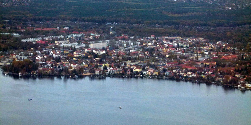 An image showing a view of Berlin-Friedrichshagen at Müggelsee from an aeroplane.
