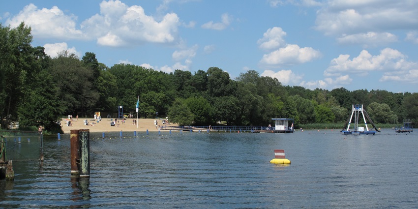 An image showing the Freibad at Tegeler See, a popular open-air swimming spot in Berlin