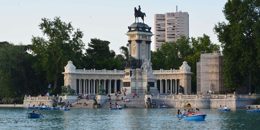 Valentine’s Day in Madrid is incomplete without a romantic stroll through El Retiro Park, where love blooms in every corner